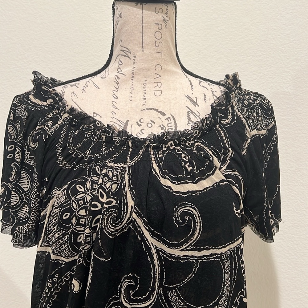 NWOT Express Abstract black/ivory blouse SIZE Medium - Picture 3 of 7